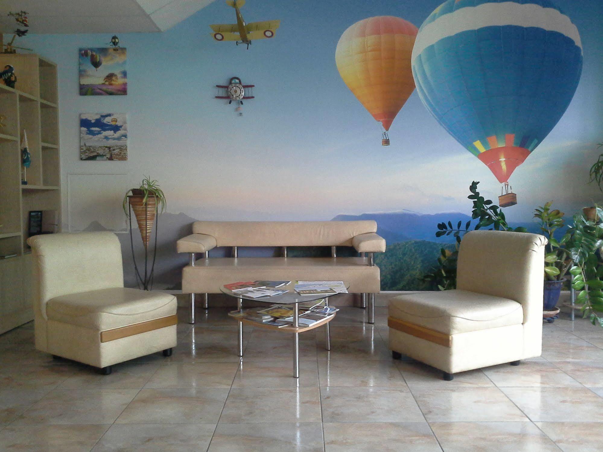 Sky High Hotel Airport 200 Meters From The Terminal Riga Esterno foto